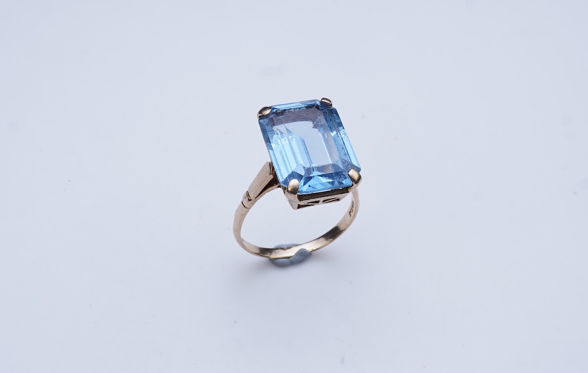 A synthetic blue spinel ring